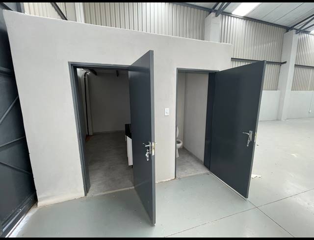 1,214M² WAREHOUSE TO LET IN COSMO BUSINESS PARK